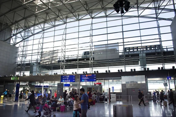 Немецкий народ и иностранный путешественник ждут рейса с пассажирскими — стоковое фото