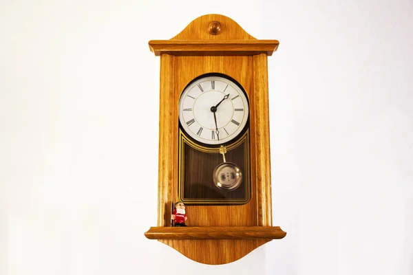 Классические часы Wooden в стиле германии на стене дома — стоковое фото