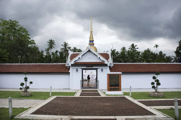 Wat phra ese templo sawi en Chumphon, Tailandia mientras llueve st — Foto de Stock