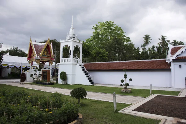Wat phra ese templo sawi en Chumphon, Tailandia mientras llueve st — Foto de Stock