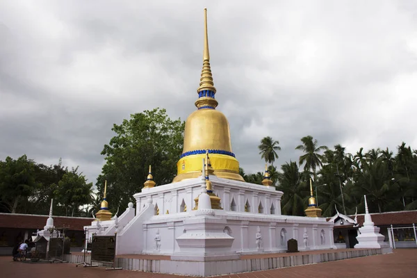 WAT phra st yağmur sırasında bu sawi tapınağın Chumphon, Tayland — Stok fotoğraf