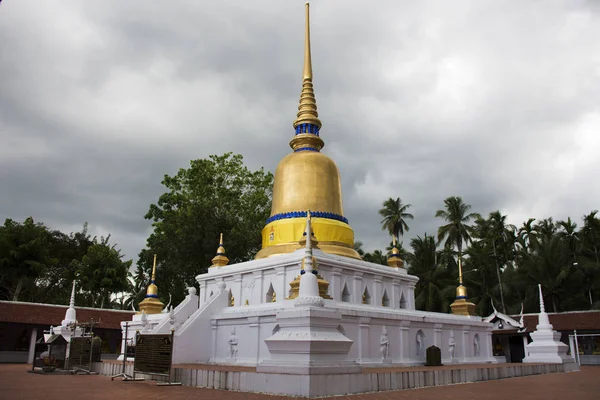 Wat phra que sawi templo em Chumphon, Tailândia, enquanto chove st — Fotografia de Stock