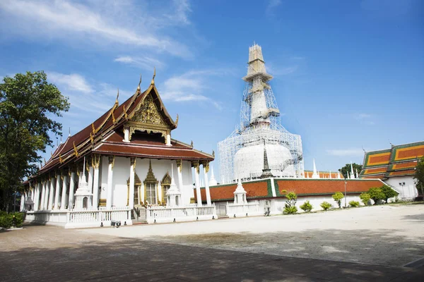 Chedi e ubosot de Wat Phra Mahathat Woramahawihan em Nakhon Si — Fotografia de Stock