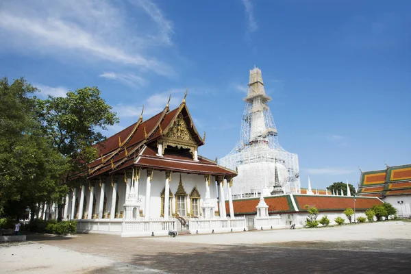 Chedi et ubosot de Wat Phra Mahathat Woramahawihan à Nakhon Si — Photo