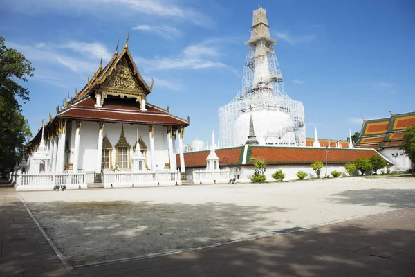 Chedi e ubosot de Wat Phra Mahathat Woramahawihan em Nakhon Si — Fotografia de Stock