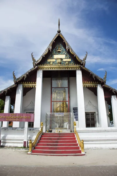 Chedi and ubosot of Wat Phra Mahathat Woramahawihan in Nakhon Si — Stok Foto