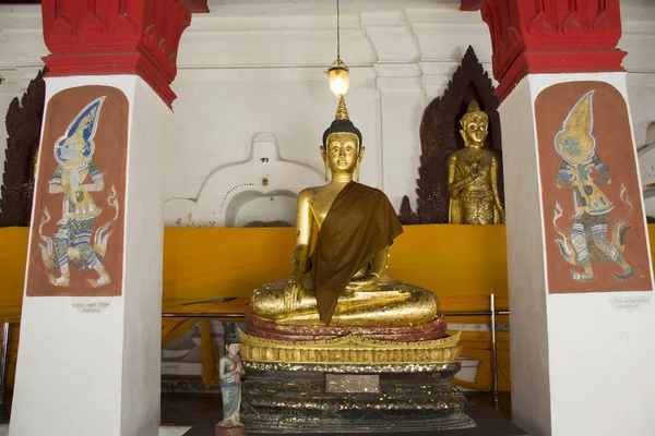 Золотая буддийская статуя Ват Пхра Махата Ворамахавихана в Нахо — стоковое фото