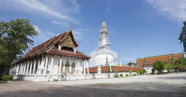 Chedi und ubosot des wat phra mahathat woramahawihan in nakhon si — Stockfoto