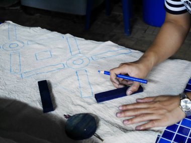 Taylandlı kadınların oluşturmak ve batik kravat boya işlemi boya ve dra yapma