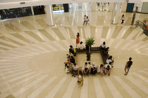 People sitting and wait at meeting point and people walking and — Stock Photo, Image