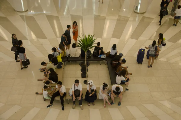 People sitting and wait at meeting point and people walking and — Stock Photo, Image