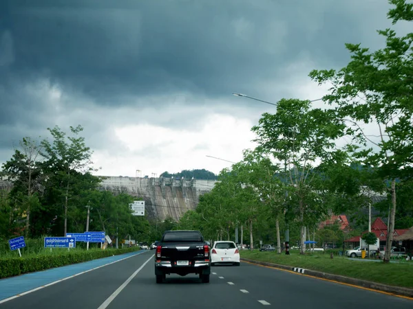 Los viajeros tailandeses que conducen un coche van a visitar Khun Dan Prakan Ch — Foto de Stock