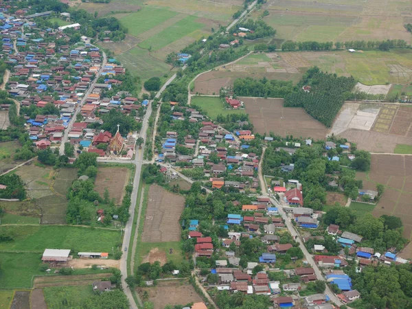 Vista aérea de la ciudad de Phrae desde el despegue de la hélice gemela Airbus — Foto de Stock