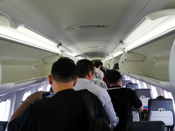 Тайцы и их пассажиры, выходящие из самолета, отправляются в Таиланд — стоковое фото