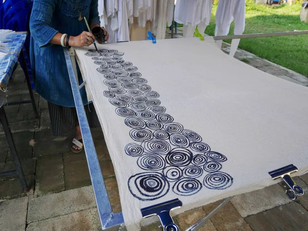 Las mujeres tailandesas crean y hacen batik tie tinte proceso de pintura y dra —  Fotos de Stock