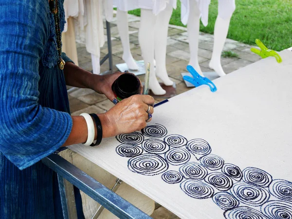 泰国妇女创建和制作蜡染领带染料工艺漆和 dra — 图库照片
