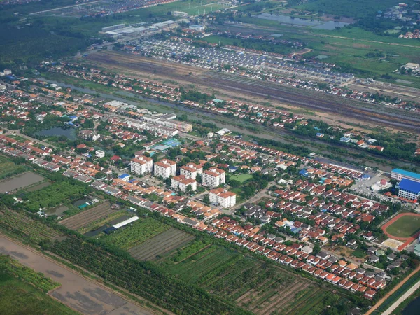 Vista aérea de la ciudad de Phrae desde el despegue de la hélice gemela Airbus — Foto de Stock