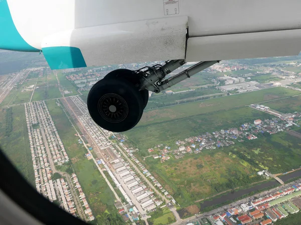 Vista aérea de la ciudad de Bangkok desde la hélice gemela Airbus volando fr —  Fotos de Stock