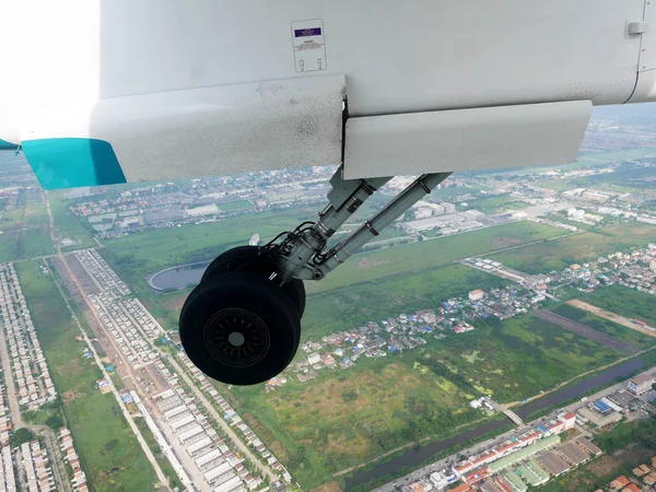 Vista aérea de la ciudad de Bangkok desde la hélice gemela Airbus volando fr —  Fotos de Stock
