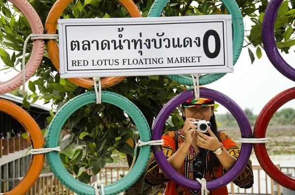 Las mujeres tailandesas asiáticas viajan y posan para tomar fotos con decoratio — Foto de Stock