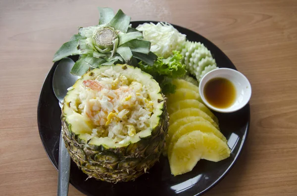 Pineapple Fried Rice med räkor serveras med sås och grönsaker — Stockfoto