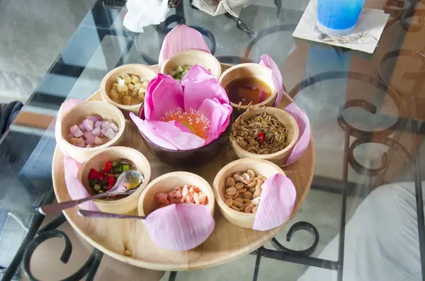 Miang Kham traditioneller Snack aus Thailand oder in Pu gewickelte Lebensmittel — Stockfoto