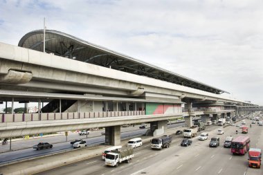 Tay insanlar götürmek ve kitle hızlı trans yakınındaki trafik yolda binmek