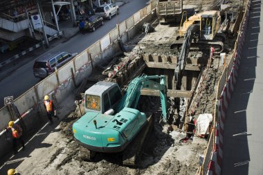 Tay insanlar sürücü ve trafik yol ben işçisi ile yolculuk