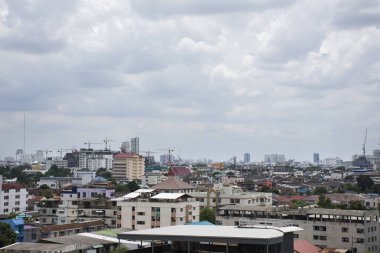 Nonthaburi kenti üzerinden gitmek çalıştıran Mrt mor çizgi skytrain