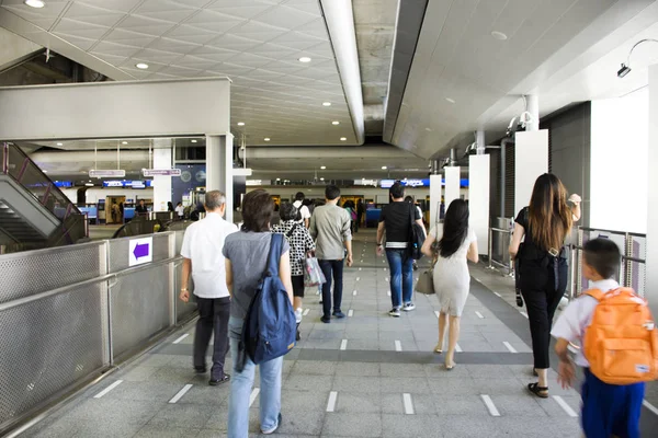 Asiatiska thailändska folket och utlänning passagerare promenader i terminalen en — Stockfoto