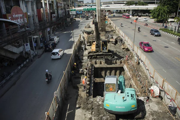 Los tailandeses conducen y conducen en la carretera de tráfico con el trabajador trabajando i — Foto de Stock