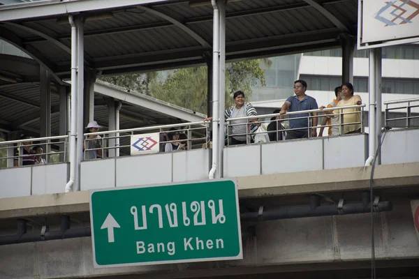 Asiático tailandés personas de pie y caminando en peatonal paso elevado ir — Foto de Stock