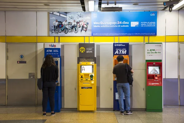 Muchos cajeros automáticos o cajeros automáticos para personas tailandesas y viajeros extranjeros — Foto de Stock