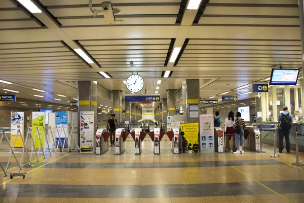 Aasian thai ihmisiä ja ulkomaalaisia matkustajia kävely terminaalissa — kuvapankkivalokuva