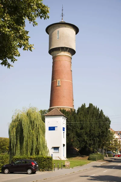 Antigua torre de agua subterránea o acuífero artesiano o obras de agua a — Foto de Stock