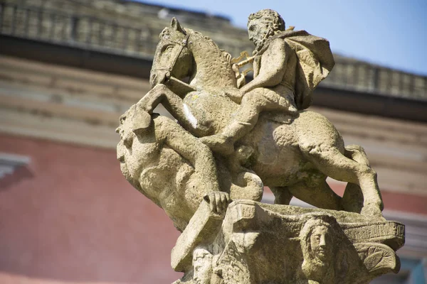 Rzeźby i płaskorzeźby symbol sztuka Muzeum Lobdengau samym — Zdjęcie stockowe