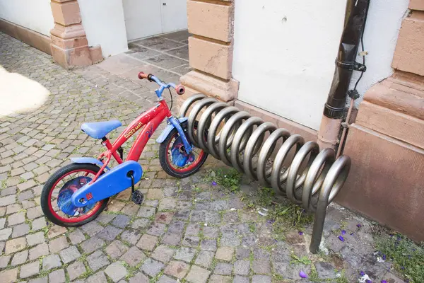 Enfants allemands vélo petit vélo et arrêter roues de verrouillage à — Photo
