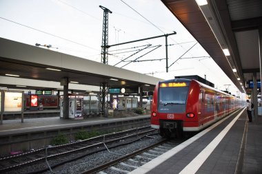 Dur bekleyen Terminal göndermek için tren ve yolcu p almak