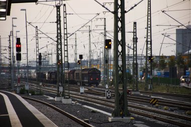Eski klasik retro tren demiryolu parça onarım m bekleyen üzerinde durmak