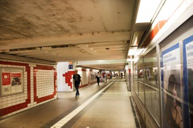Alman yolcu insanlar tünelde yürüyen terminaline wa için gidin.