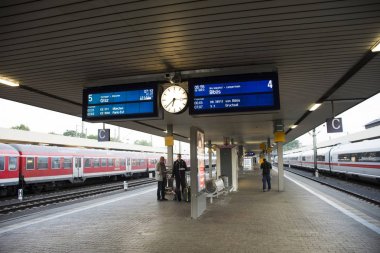 Tersinden ve Terminal göndermek için durdurma tren ile beklemek bir