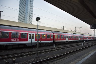 Dur bekleyen Terminal göndermek için tren ve yolcu p almak