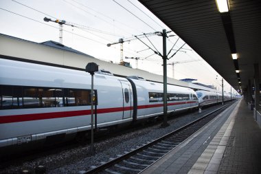 Dur bekleyen Terminal göndermek için tren ve yolcu p almak