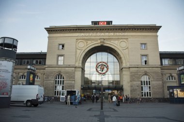 İçinde ve dışında Boğa yürüme Alman insanlar ve yabancı yolcuları