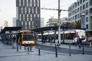 Alman ve yabancı yolcuları insanlar yürüyüş ve tramwa bekliyorum