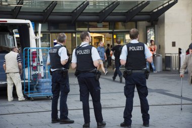 Alman polisi erkekler güvenlik insanlar ve yolcuları, ayakta 