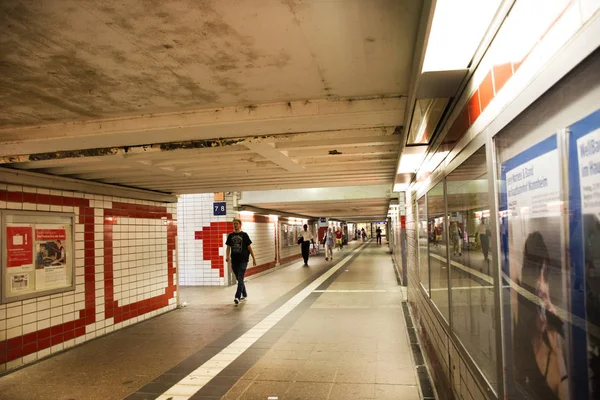 German passengers people walking in tunnel go to terminal for wa — Stock Photo, Image