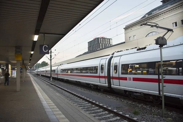 Dur bekleyen Terminal göndermek için tren ve yolcu p almak