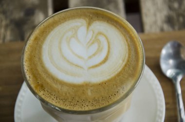 Latte sanat sıcak kahve coffeeshop ve restauran ahşap tablo