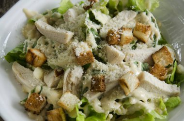 Sezar salata tavuk ile bisküvi resta ahşap tablo